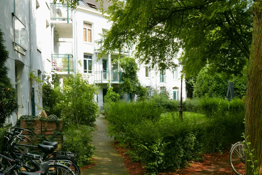 Jardines de una comunidad de vecinos: quién decide y quién paga
